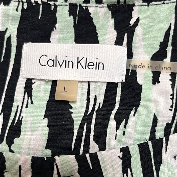 Calvin Klein Abstract Black and White Blouse (small flaw) - Picture 7 of 8